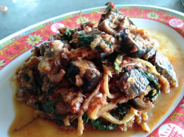 เจ๊ยุพิน อาหารป่า อาหารตามสั่ง À l'intérieur