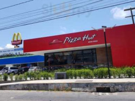 Pizza Hut outside