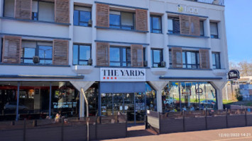 The Yards Chicago Burgers outside