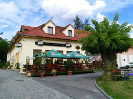 Zámecká Restaurace A Penzion Týn Nad Vltavou outside