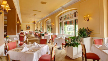 Churchill's Restaurant & Lounge food