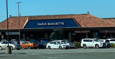 Paris Baguette outside