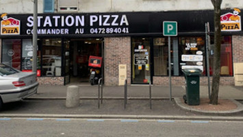 Station Pizza outside
