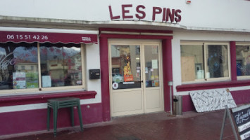 Cafe Les Pins outside