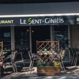 Le Sentginieis outside