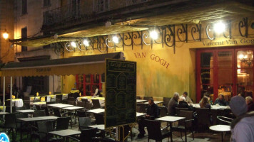 Le Cafe La Nuit inside