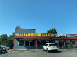 Reese's Bar-B-Q inside