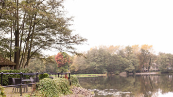 Silvermere Inn On The Lake outside