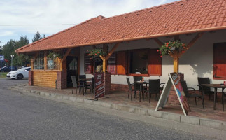 Pepita Kertvendéglő és Pizzéria inside