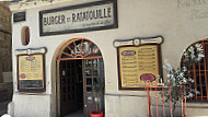 Burger et Ratatouille outside