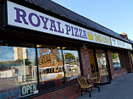 Royal Pizza outside