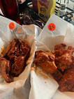 Just Wing'n It food