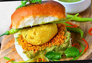 Juhu Chaupaty Vada Pav