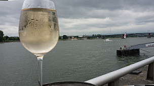 Weinprobierstand Am Rheinufer
