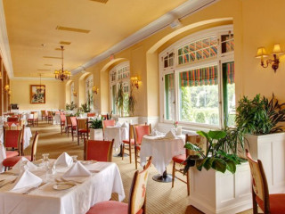 Churchill's Restaurant & Lounge
