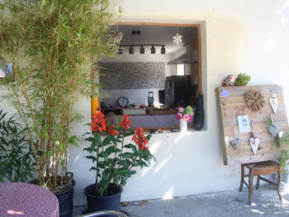 A La Fenêtre. Les Pizzas D'anna à Herm