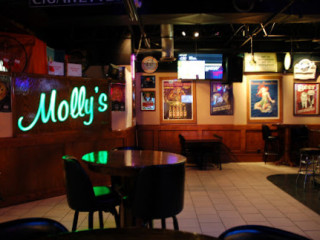 Molly's Eatery Drinkery