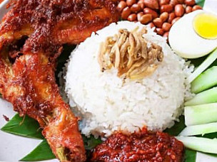 Nasi Lemak Kukus Mayra Goreng Pisang