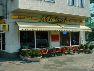 Mistral Café, Bar