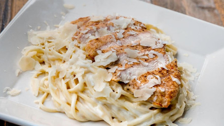 Repas Familial De Pâtes Alfredo Au Poulet