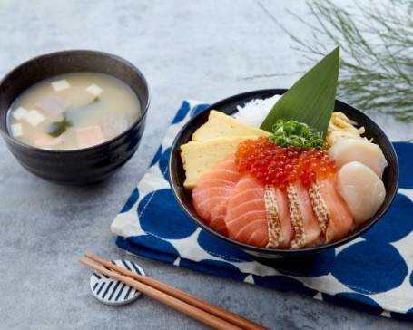 Yī Fān Guī Qīn Gàn Bèi Jǐng Fù Tāng Huò Yǐn Pǐn Special Salmon And Roe Donburi With Soup Or Beverage