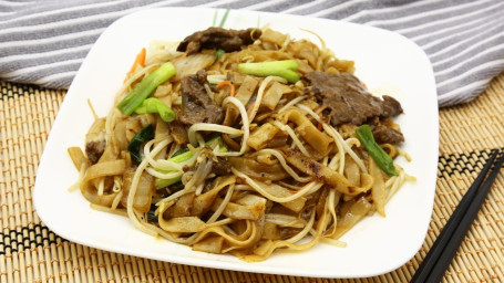 Beef With Stir Fried Flat Noodle