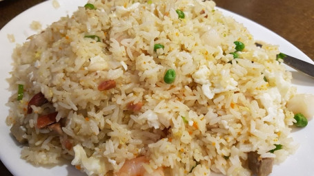 44. Kuò Lǎo Chǎo Fàn Chef's Special Fried Rice With Seafood, Bbq Pork, Chicken, Roe