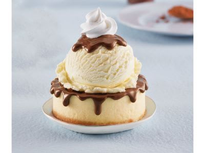 Crème Glacée À La Vanille Avec Sundae De Gâteau Au Fromage À Tartiner Au Nutella