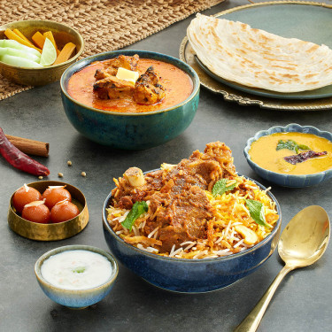 Repas De Mouton Biryani Et Poulet Au Beurre