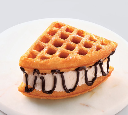 Gaufre À La Crème Glacée Et Au Fudge À La Vanille