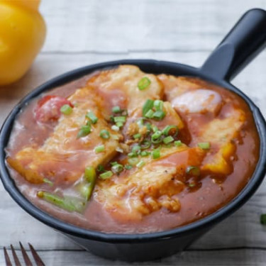 Poisson Dans Une Sauce Piquante À L'ail Régulier