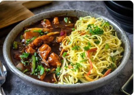 Veg Noodles With Chilly Chicken (4Pcs)