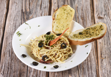 Spaghetti Aglio Olio With Garlic Bread