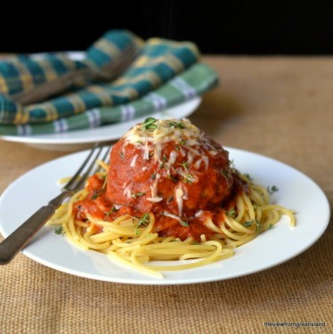 Spaghetti aux boulettes de viande géantes