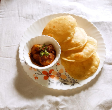 Luchi[4Piece] With Aloo Dum