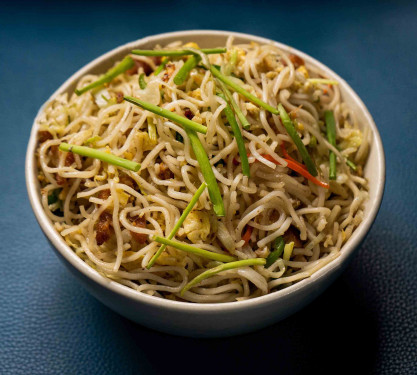 Chicken Hakka Noodles With Veggies