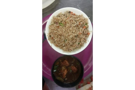 Veg Fried Rice And Chilli Chicken Combo (3 Pcs)