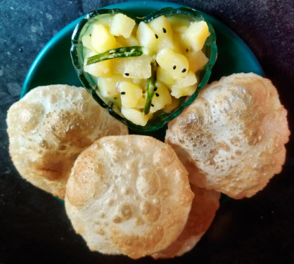 Luchi (6 Pcs) And Sada Alur Tarkari