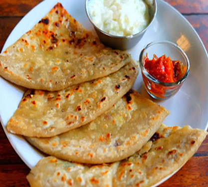 Aloo Paratha With Plain Curd