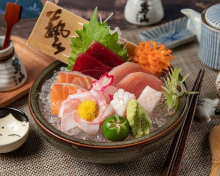 Wǔ Zhǒng Shēng Yú Piàn Assorted Sashimi