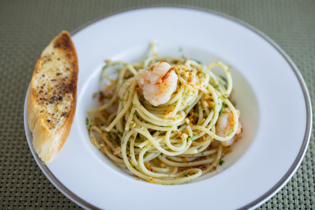 Aglio Olio With Seafood Garlic Bread