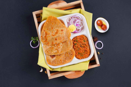 Chicken Kheema, Paratha Lunchbox Avec Gulab Jamun (2 Pcs) Combo