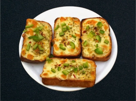 Cheese And Chilly Garlic Bread (4 Pieces)