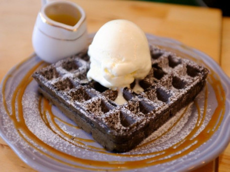 Waffles Served With Chocolate Icecream Topped With Nutella (4 Pcs)