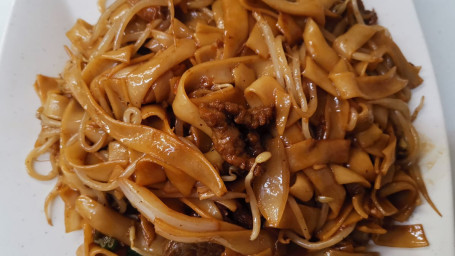 Beef Stir Fry With Flat Rice Noodles Gàn Chǎo Niú Hé