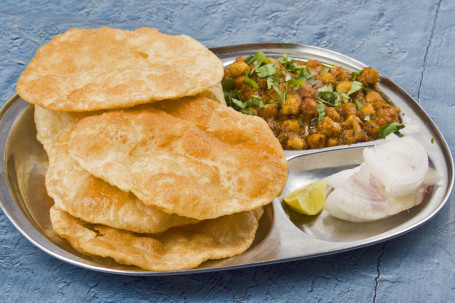 Chole Puri (5 Puri, Chana Masala, Salad)