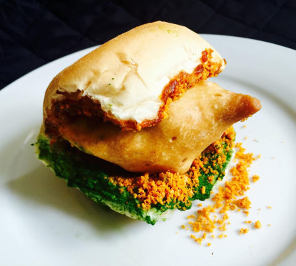 Jumbo Vada Pav [Samosa Bhajiya]