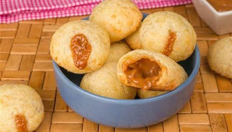 Pao De Queijo Com Doce De Leite