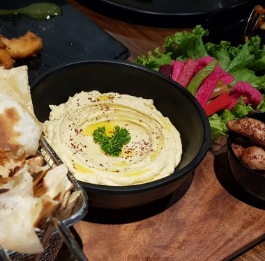 Chicken Shawarma In Hummus Naan