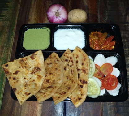 Beurre Aloo Pyaaz Paratha (Salade De Chutney Vert Paratha Dahi Achar)